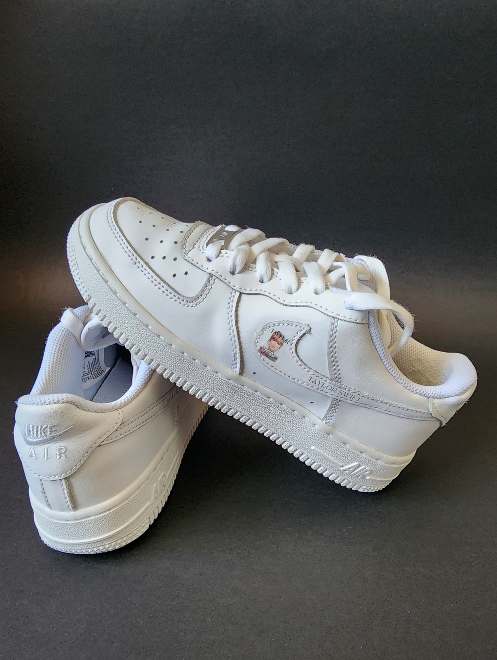 NIKE AIR FORCE 1 "TAYLOR SWIFT  CUSTOMIZED" WOMEN US SIZE 6 GREAT COND